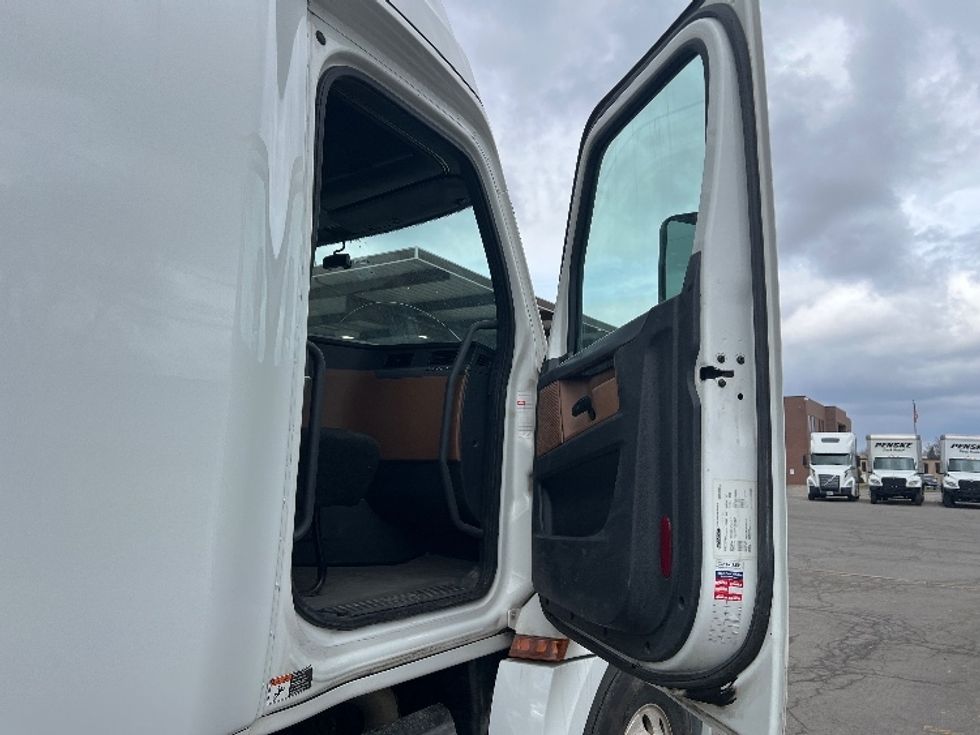 Sleeper Tractor-Heavy Duty Tractors-Freightliner-2019-T12664ST-Rochester-NY-627,096\n\t\tmiles-$ 53,500 - Image 13