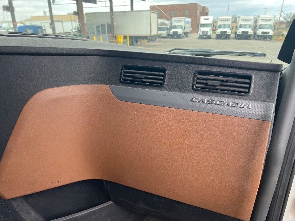 Sleeper Tractor-Heavy Duty Tractors-Freightliner-2019-T12664ST-Rochester-NY-627,096\n\t\tmiles-$ 53,500 - Image 14