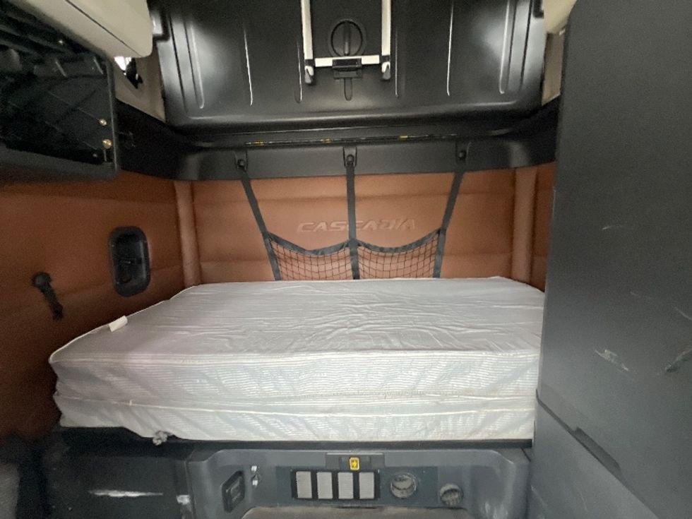 Sleeper Tractor-Heavy Duty Tractors-Freightliner-2019-T12664ST-Rochester-NY-627,096\n\t\tmiles-$ 53,500 - Image 17