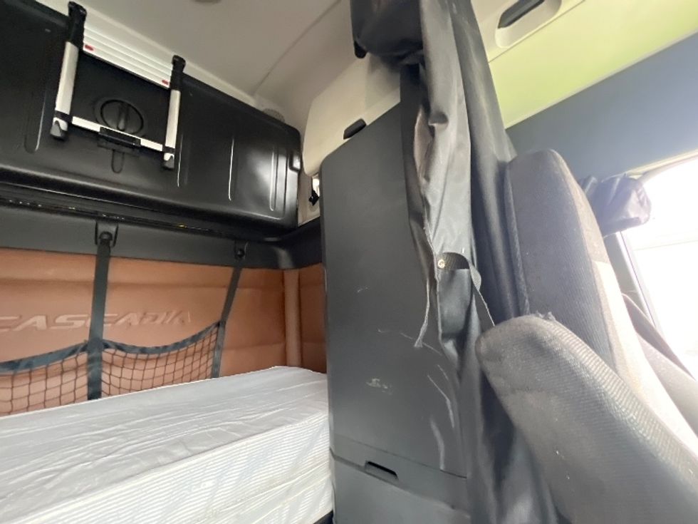 Sleeper Tractor-Heavy Duty Tractors-Freightliner-2019-T12664ST-Rochester-NY-627,096\n\t\tmiles-$ 53,500 - Image 18