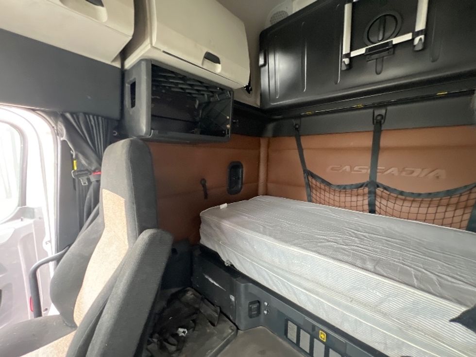 Sleeper Tractor-Heavy Duty Tractors-Freightliner-2019-T12664ST-Rochester-NY-627,096\n\t\tmiles-$ 53,500 - Image 19