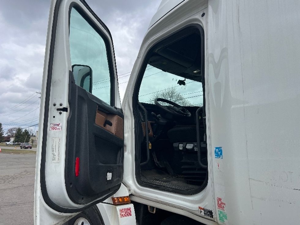 Sleeper Tractor-Heavy Duty Tractors-Freightliner-2019-T12664ST-Rochester-NY-627,096\n\t\tmiles-$ 53,500 - Image 9