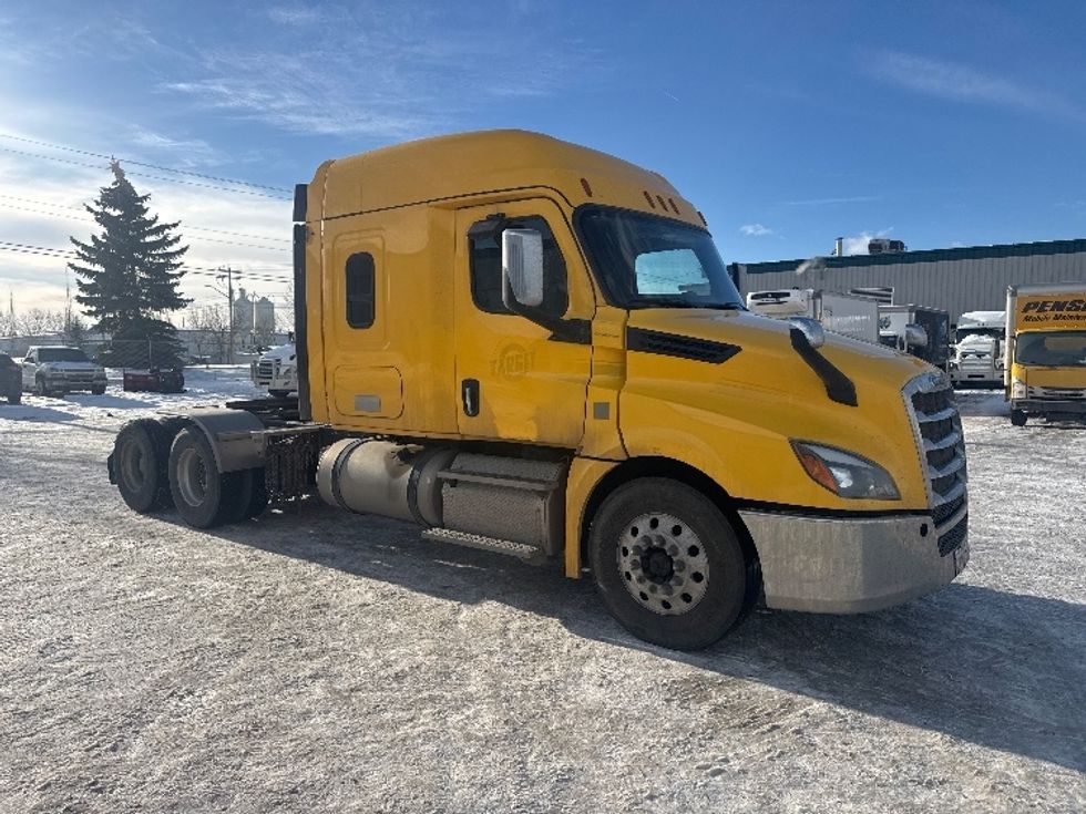 Sleeper Tractor-Heavy Duty Tractors-Freightliner-2019-T12664ST-Rocky View County-AB-456,546\n\t\tkm-$ 69,500 - Image 1