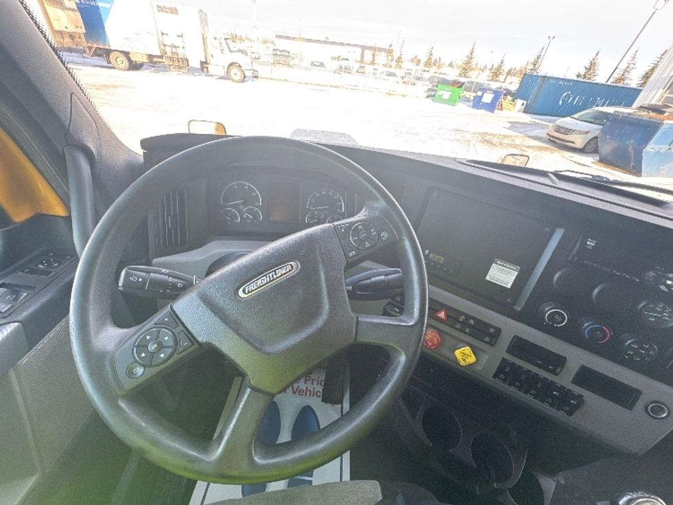 Sleeper Tractor-Heavy Duty Tractors-Freightliner-2019-T12664ST-Rocky View County-AB-456,546\n\t\tkm-$ 69,500 - Image 11