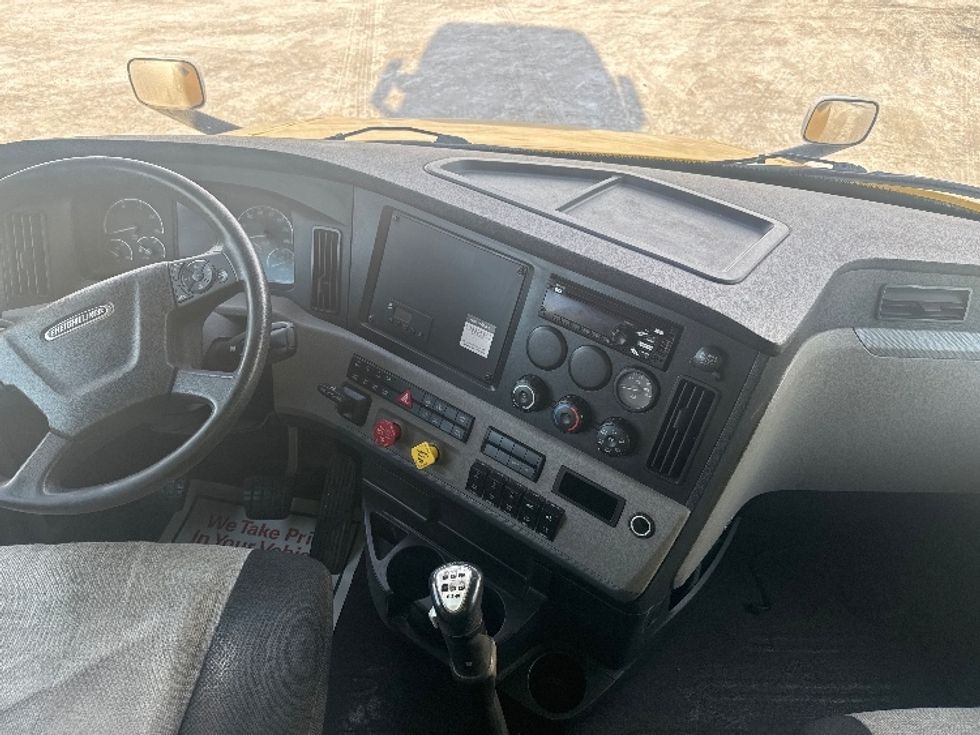 Sleeper Tractor-Heavy Duty Tractors-Freightliner-2019-T12664ST-Rocky View County-AB-456,546\n\t\tkm-$ 69,500 - Image 12