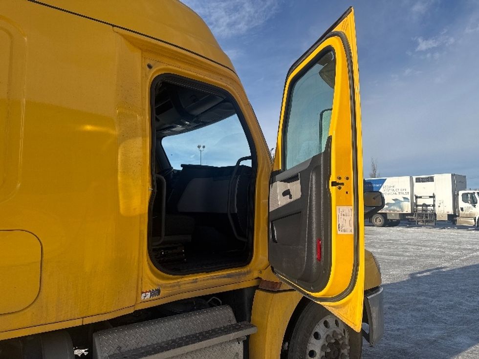 Sleeper Tractor-Heavy Duty Tractors-Freightliner-2019-T12664ST-Rocky View County-AB-456,546\n\t\tkm-$ 69,500 - Image 13