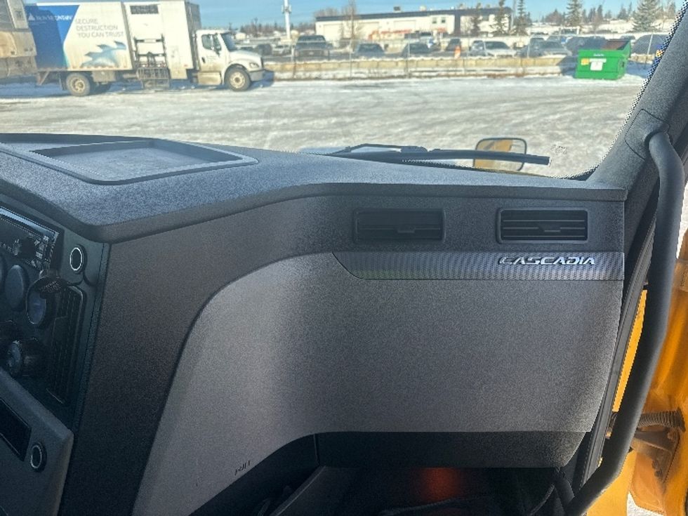 Sleeper Tractor-Heavy Duty Tractors-Freightliner-2019-T12664ST-Rocky View County-AB-456,546\n\t\tkm-$ 69,500 - Image 14