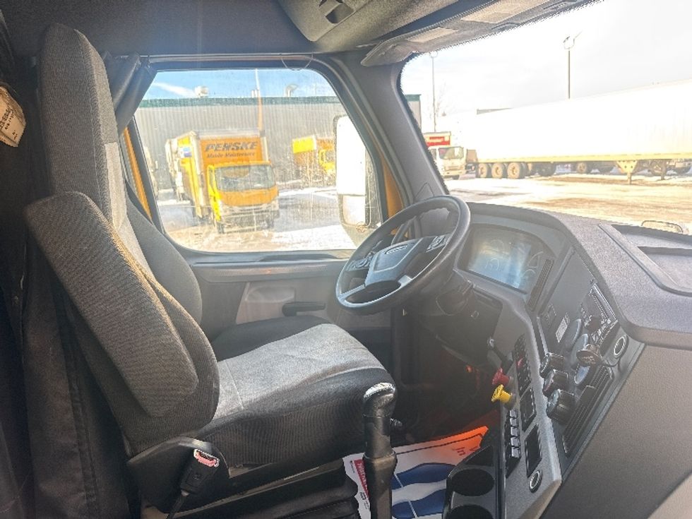 Sleeper Tractor-Heavy Duty Tractors-Freightliner-2019-T12664ST-Rocky View County-AB-456,546\n\t\tkm-$ 69,500 - Image 15