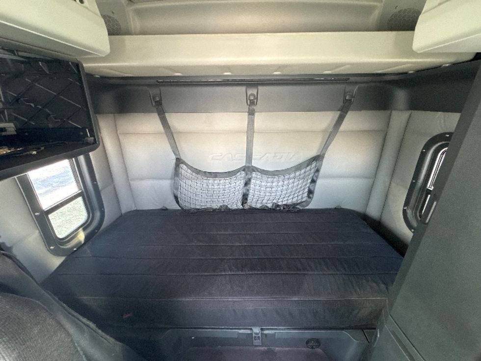 Sleeper Tractor-Heavy Duty Tractors-Freightliner-2019-T12664ST-Rocky View County-AB-456,546\n\t\tkm-$ 69,500 - Image 16