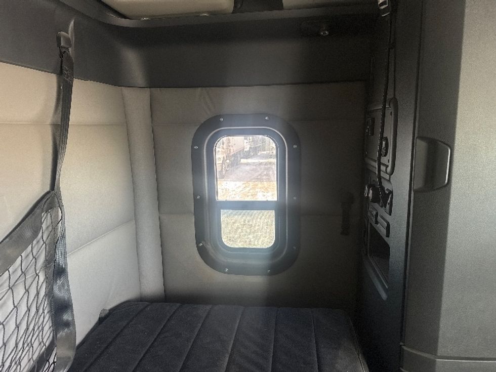 Sleeper Tractor-Heavy Duty Tractors-Freightliner-2019-T12664ST-Rocky View County-AB-456,546\n\t\tkm-$ 69,500 - Image 17