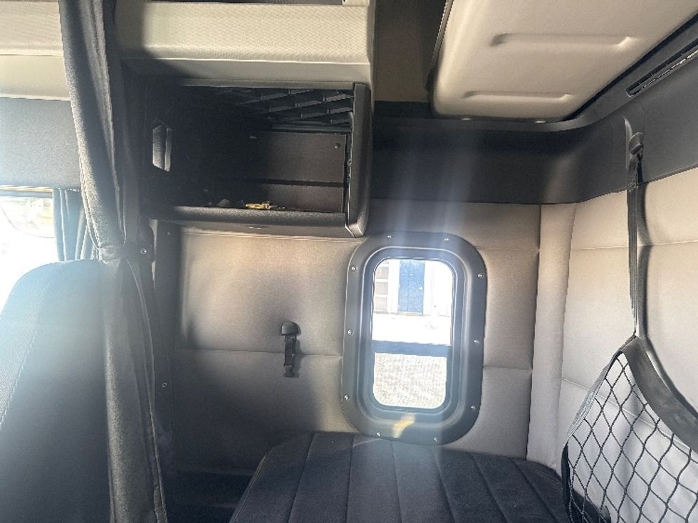 Sleeper Tractor-Heavy Duty Tractors-Freightliner-2019-T12664ST-Rocky View County-AB-456,546\n\t\tkm-$ 69,500 - Image 18