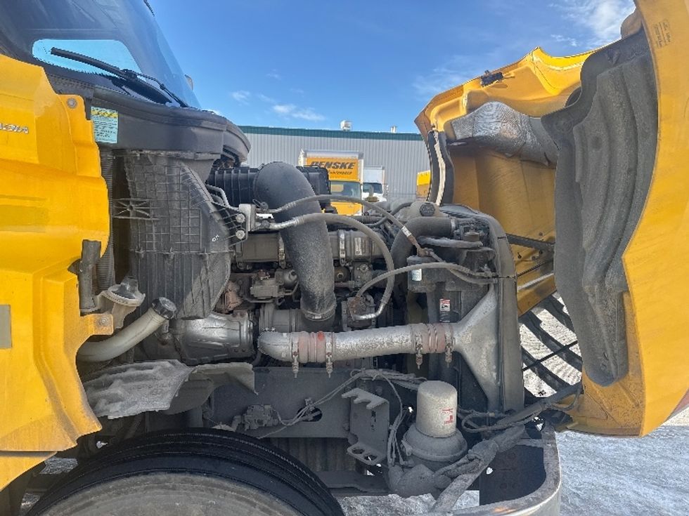 Sleeper Tractor-Heavy Duty Tractors-Freightliner-2019-T12664ST-Rocky View County-AB-456,546\n\t\tkm-$ 69,500 - Image 19