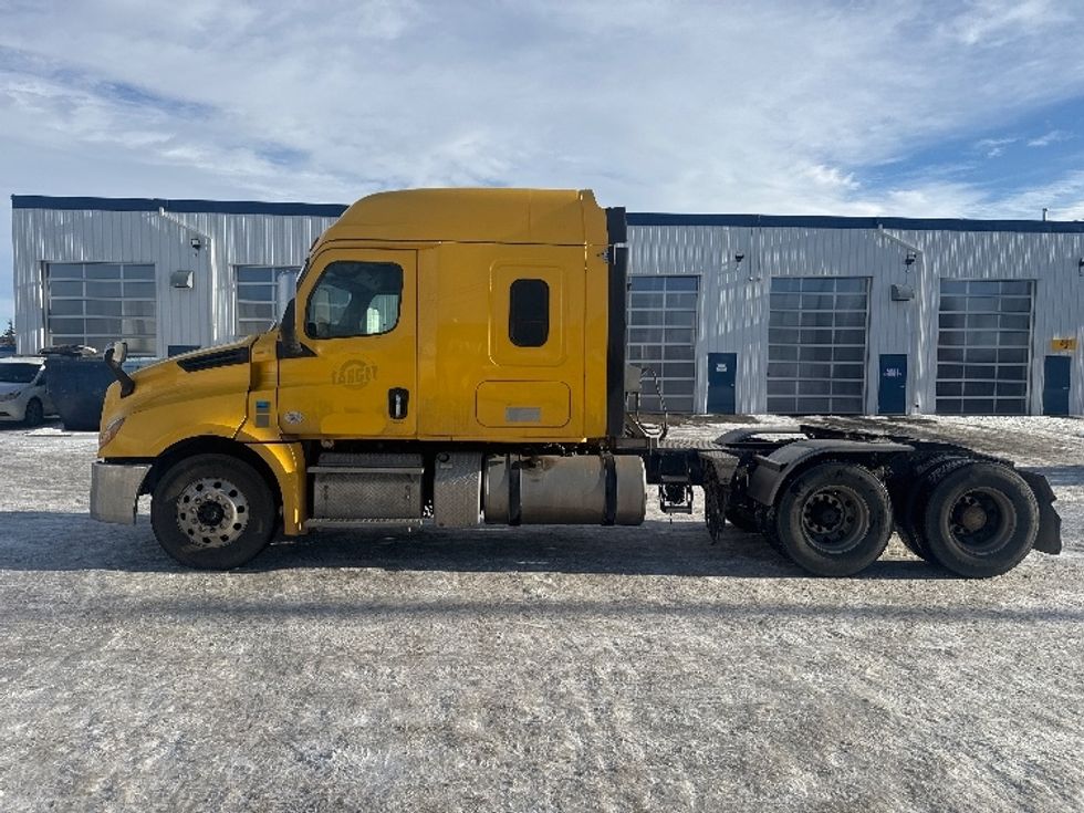 Sleeper Tractor-Heavy Duty Tractors-Freightliner-2019-T12664ST-Rocky View County-AB-456,546\n\t\tkm-$ 69,500 - Image 4