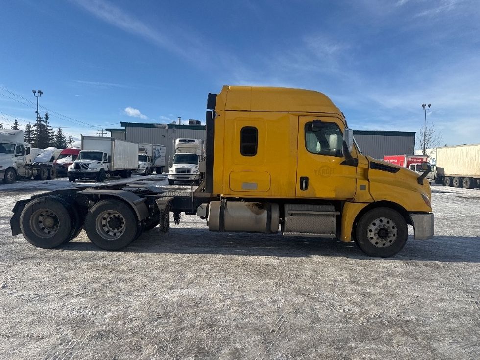 Sleeper Tractor-Heavy Duty Tractors-Freightliner-2019-T12664ST-Rocky View County-AB-456,546\n\t\tkm-$ 69,500 - Image 8