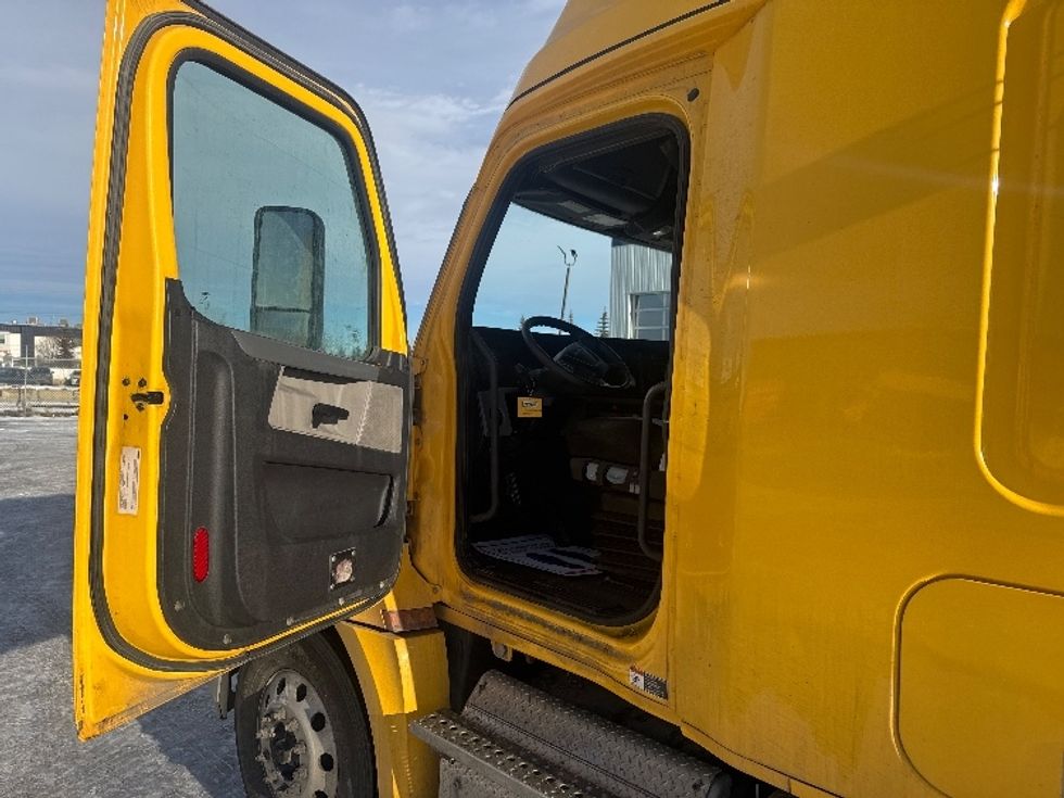 Sleeper Tractor-Heavy Duty Tractors-Freightliner-2019-T12664ST-Rocky View County-AB-456,546\n\t\tkm-$ 69,500 - Image 9