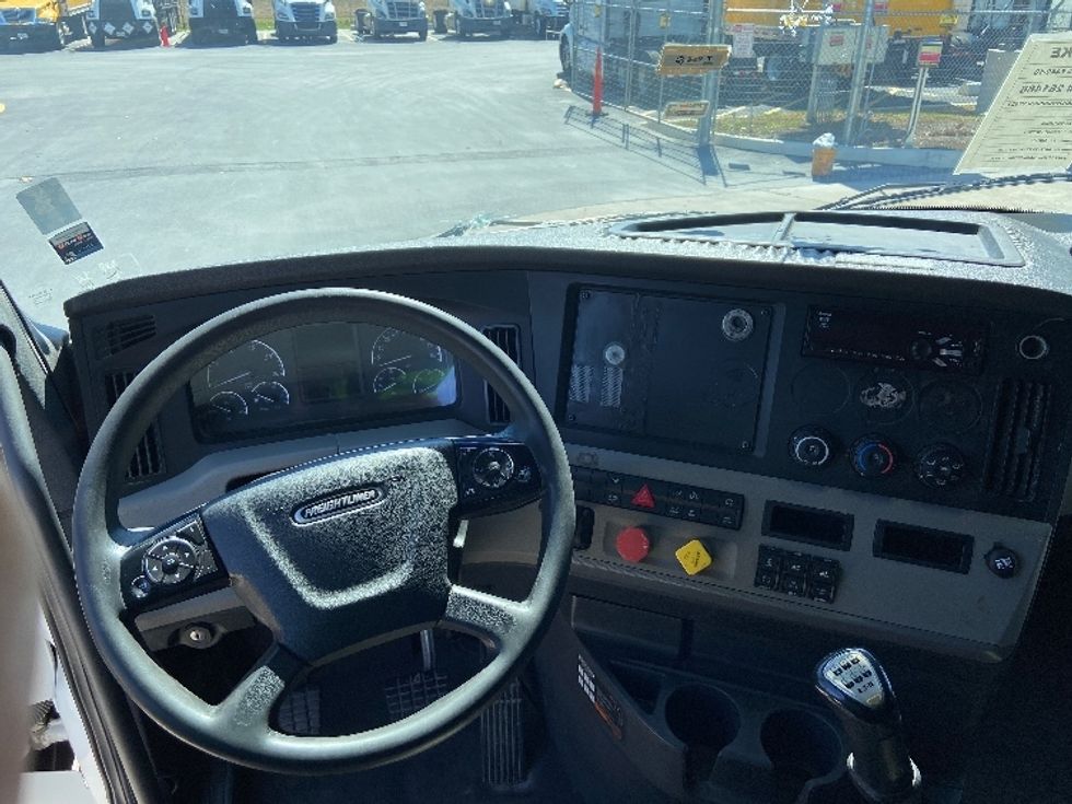 Sleeper Tractor-Heavy Duty Tractors-Freightliner-2019-T12664ST-San Antonio-TX-410,951\n\t\tmiles-$ 52,500 - Image 11