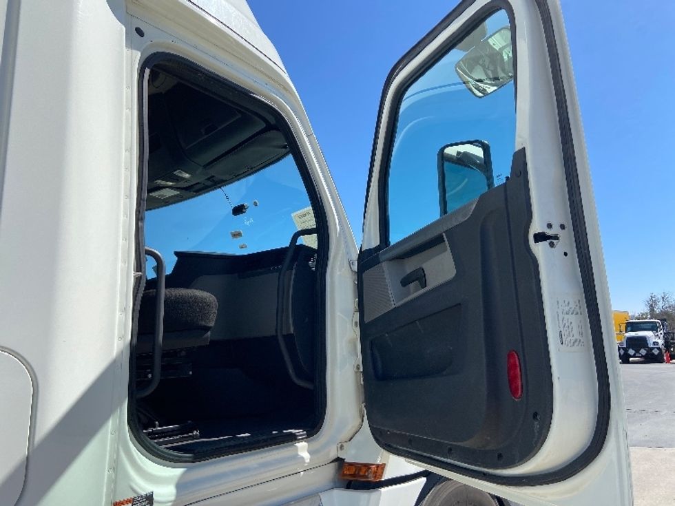 Sleeper Tractor-Heavy Duty Tractors-Freightliner-2019-T12664ST-San Antonio-TX-410,951\n\t\tmiles-$ 52,500 - Image 13