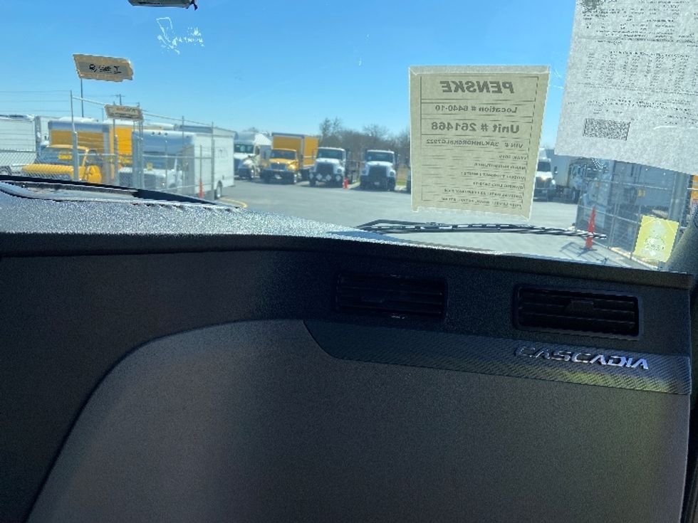 Sleeper Tractor-Heavy Duty Tractors-Freightliner-2019-T12664ST-San Antonio-TX-410,951\n\t\tmiles-$ 52,500 - Image 14