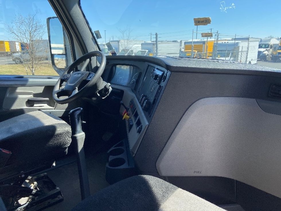 Sleeper Tractor-Heavy Duty Tractors-Freightliner-2019-T12664ST-San Antonio-TX-410,951\n\t\tmiles-$ 52,500 - Image 15