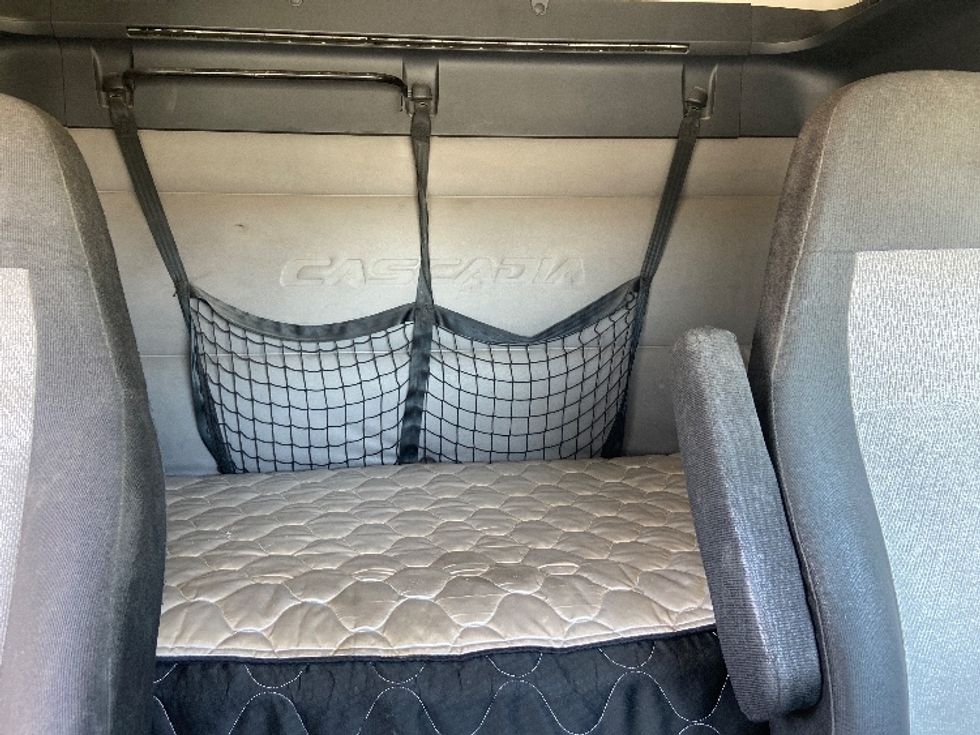 Sleeper Tractor-Heavy Duty Tractors-Freightliner-2019-T12664ST-San Antonio-TX-410,951\n\t\tmiles-$ 52,500 - Image 16