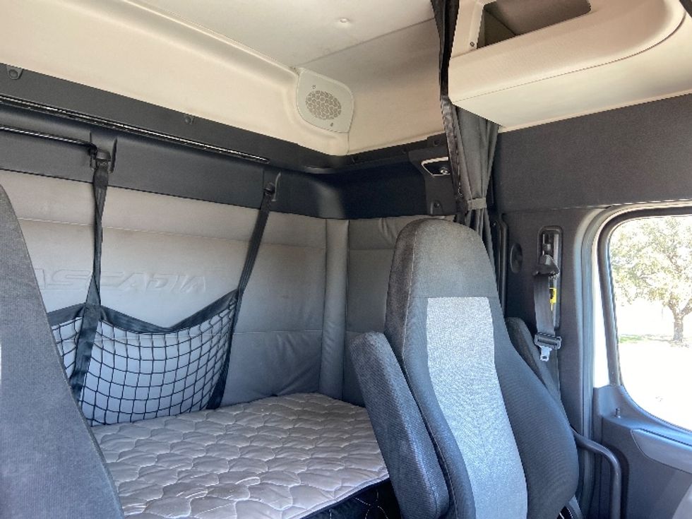 Sleeper Tractor-Heavy Duty Tractors-Freightliner-2019-T12664ST-San Antonio-TX-410,951\n\t\tmiles-$ 52,500 - Image 18