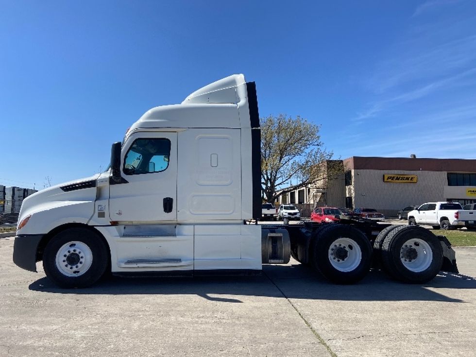Sleeper Tractor-Heavy Duty Tractors-Freightliner-2019-T12664ST-San Antonio-TX-410,951\n\t\tmiles-$ 52,500 - Image 4