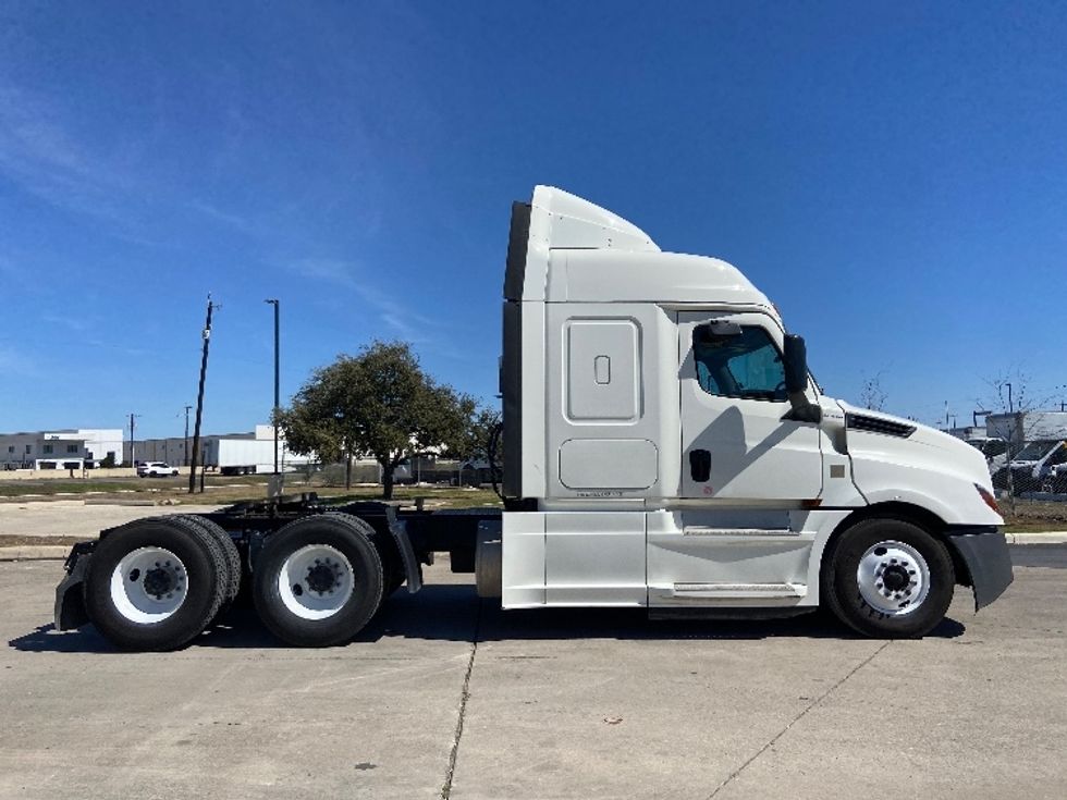 Sleeper Tractor-Heavy Duty Tractors-Freightliner-2019-T12664ST-San Antonio-TX-410,951\n\t\tmiles-$ 52,500 - Image 8