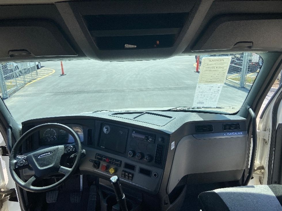 Sleeper Tractor-Heavy Duty Tractors-Freightliner-2019-T12664ST-San Antonio-TX-454,009\n\t\tmiles-$ 50,000 - Image 12