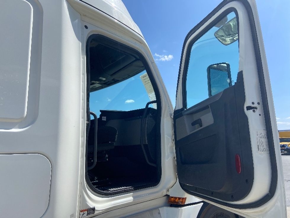 Sleeper Tractor-Heavy Duty Tractors-Freightliner-2019-T12664ST-San Antonio-TX-454,009\n\t\tmiles-$ 50,000 - Image 13