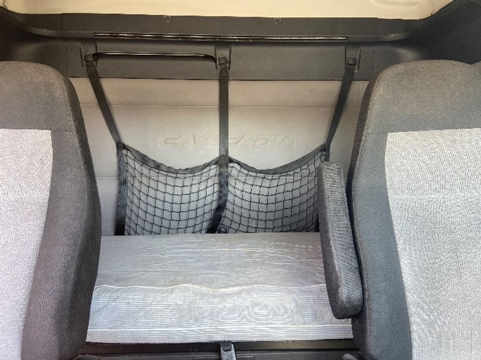 Sleeper Tractor-Heavy Duty Tractors-Freightliner-2019-T12664ST-San Antonio-TX-454,009\n\t\tmiles-$ 50,000 - Image 16