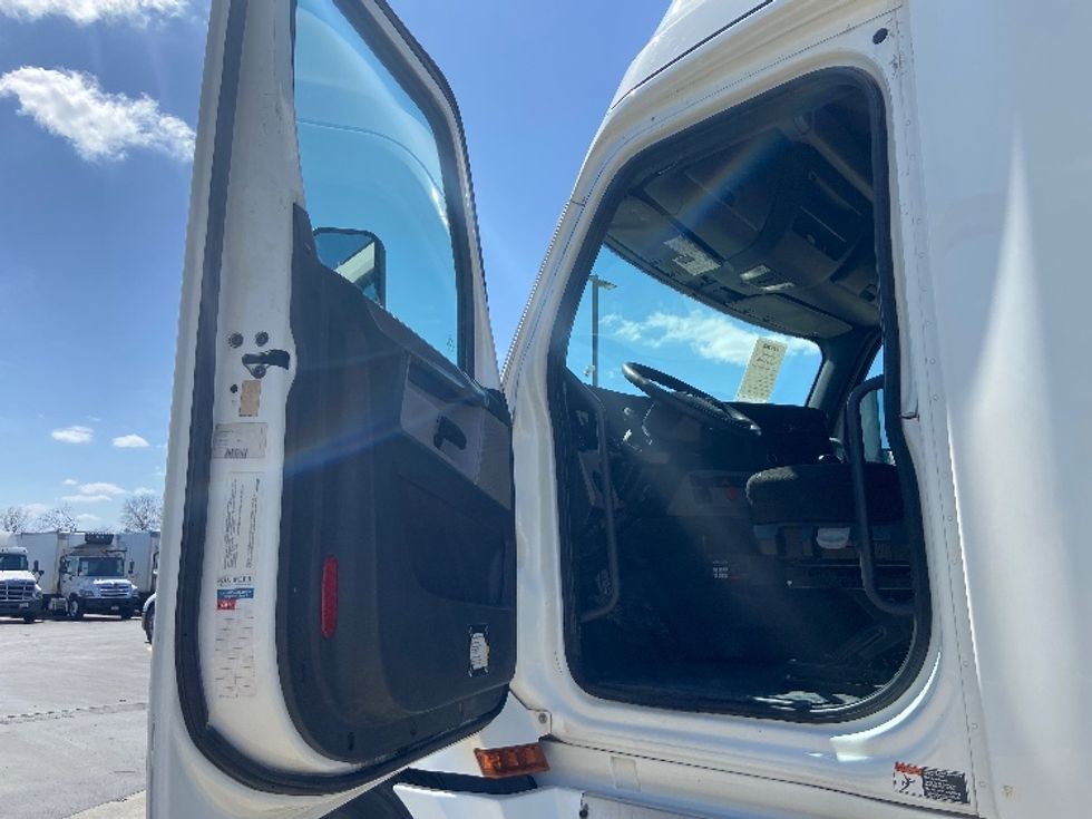 Sleeper Tractor-Heavy Duty Tractors-Freightliner-2019-T12664ST-San Antonio-TX-454,009\n\t\tmiles-$ 50,000 - Image 9