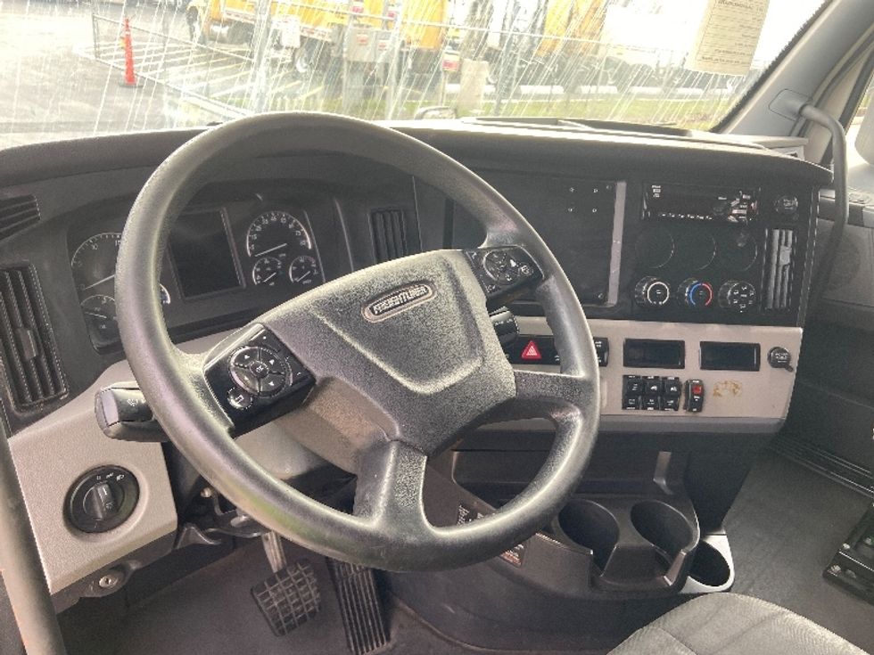 Sleeper Tractor-Heavy Duty Tractors-Freightliner-2019-T12664ST-San Antonio-TX-456,663\n\t\tmiles-$ 54,750 - Image 10