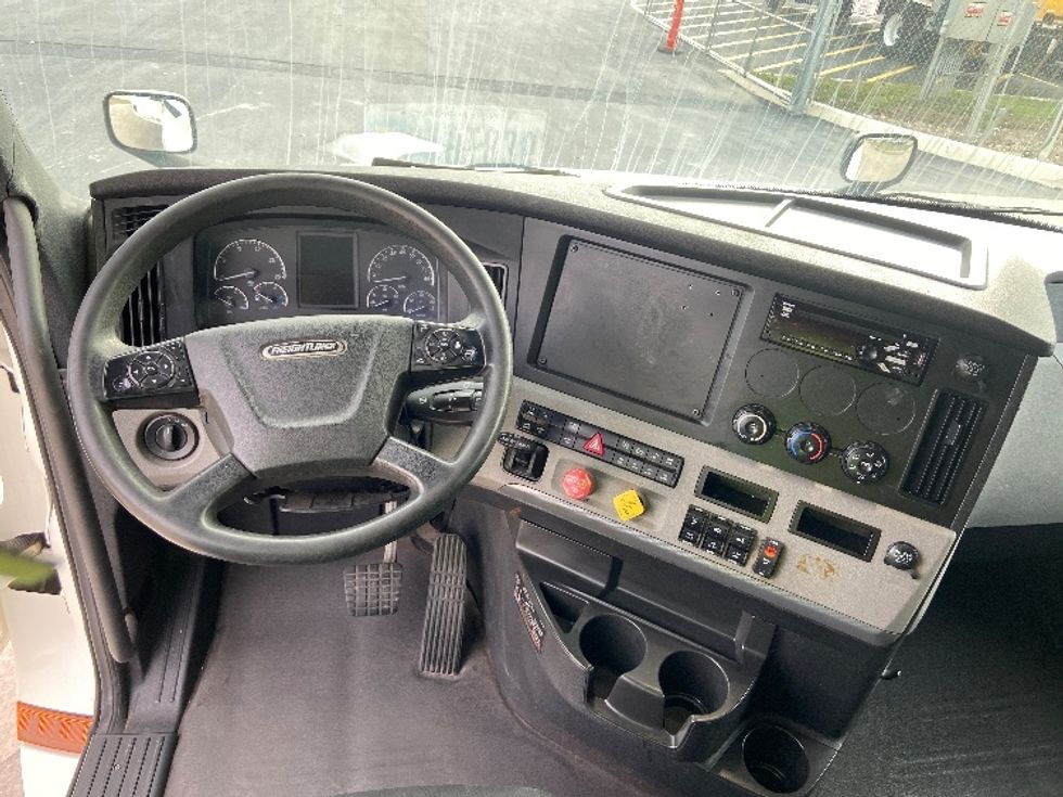 Sleeper Tractor-Heavy Duty Tractors-Freightliner-2019-T12664ST-San Antonio-TX-456,663\n\t\tmiles-$ 54,750 - Image 11