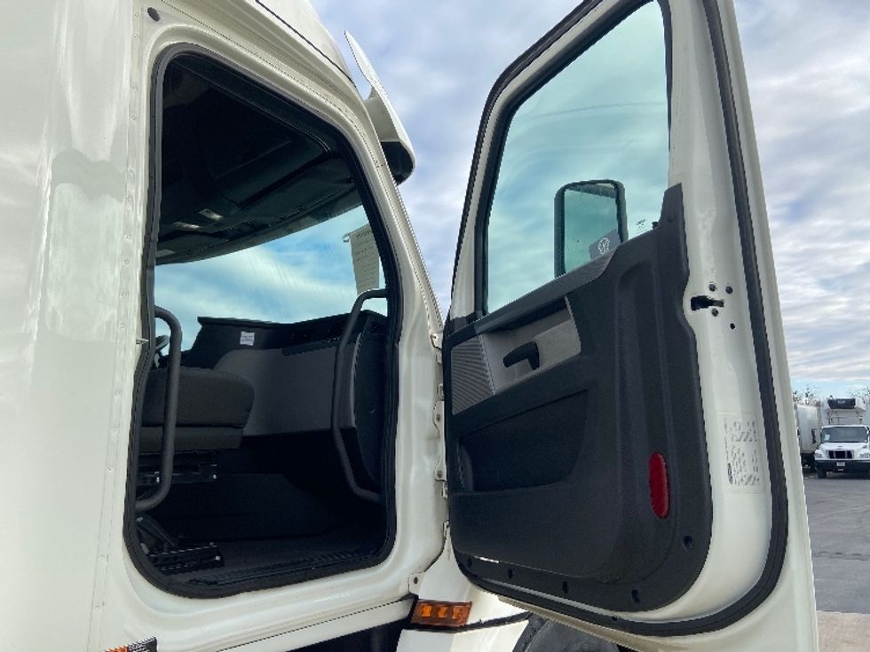 Sleeper Tractor-Heavy Duty Tractors-Freightliner-2019-T12664ST-San Antonio-TX-456,663\n\t\tmiles-$ 54,750 - Image 13