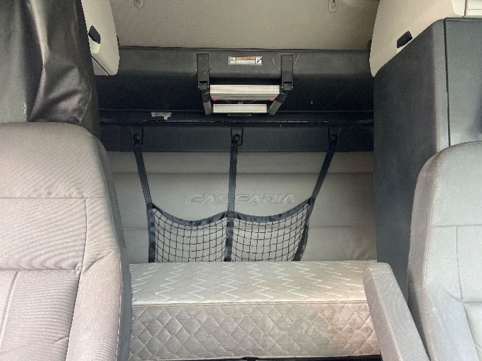 Sleeper Tractor-Heavy Duty Tractors-Freightliner-2019-T12664ST-San Antonio-TX-456,663\n\t\tmiles-$ 54,750 - Image 16