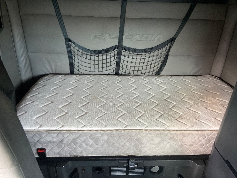 Sleeper Tractor-Heavy Duty Tractors-Freightliner-2019-T12664ST-San Antonio-TX-456,663\n\t\tmiles-$ 54,750 - Image 17