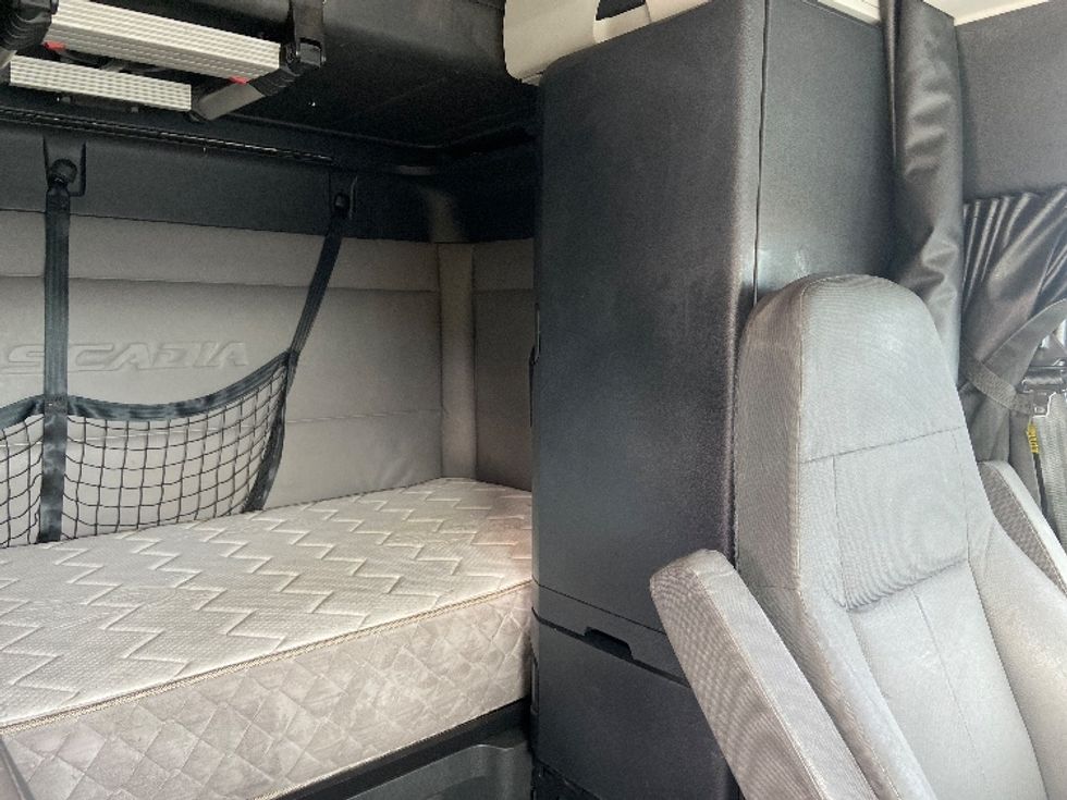 Sleeper Tractor-Heavy Duty Tractors-Freightliner-2019-T12664ST-San Antonio-TX-456,663\n\t\tmiles-$ 54,750 - Image 18