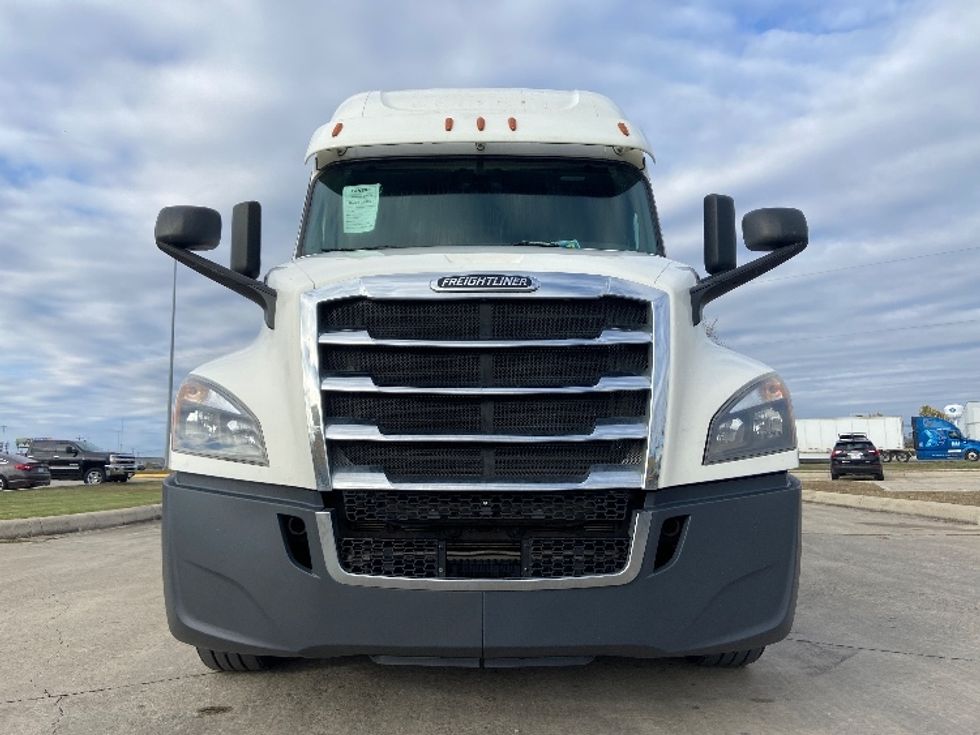 Sleeper Tractor-Heavy Duty Tractors-Freightliner-2019-T12664ST-San Antonio-TX-456,663\n\t\tmiles-$ 54,750 - Image 2