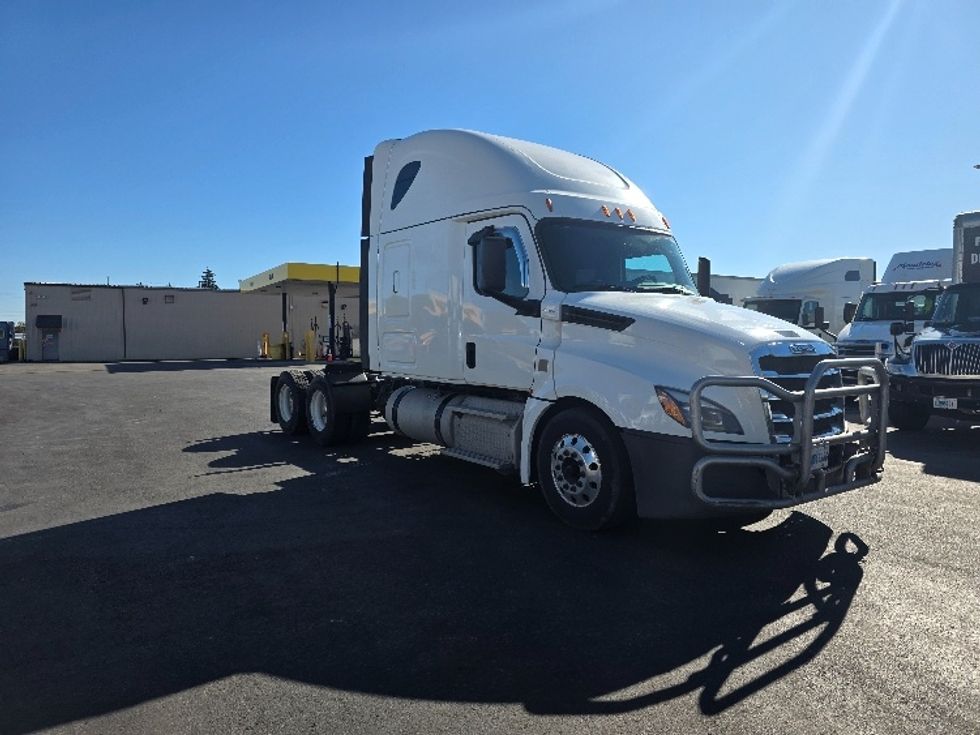 Sleeper Tractor-Heavy Duty Tractors-Freightliner-2019-T12664ST-Spokane Valley-WA-524,916\n\t\tmiles-$ 60,500 - Image 1