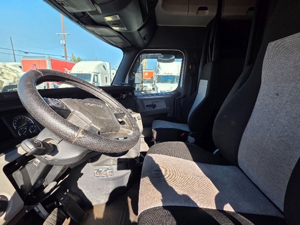 Sleeper Tractor-Heavy Duty Tractors-Freightliner-2019-T12664ST-Spokane Valley-WA-524,916\n\t\tmiles-$ 60,500 - Image 10