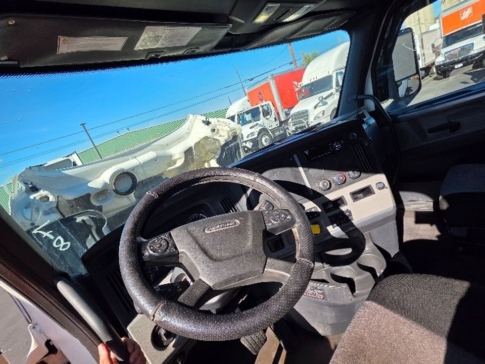 Sleeper Tractor-Heavy Duty Tractors-Freightliner-2019-T12664ST-Spokane Valley-WA-524,916\n\t\tmiles-$ 60,500 - Image 11