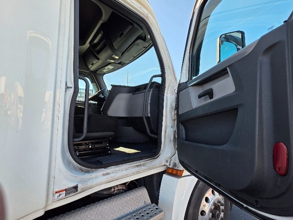 Sleeper Tractor-Heavy Duty Tractors-Freightliner-2019-T12664ST-Spokane Valley-WA-524,916\n\t\tmiles-$ 60,500 - Image 13