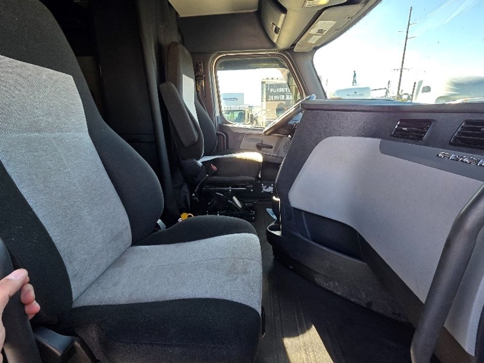 Sleeper Tractor-Heavy Duty Tractors-Freightliner-2019-T12664ST-Spokane Valley-WA-524,916\n\t\tmiles-$ 60,500 - Image 15