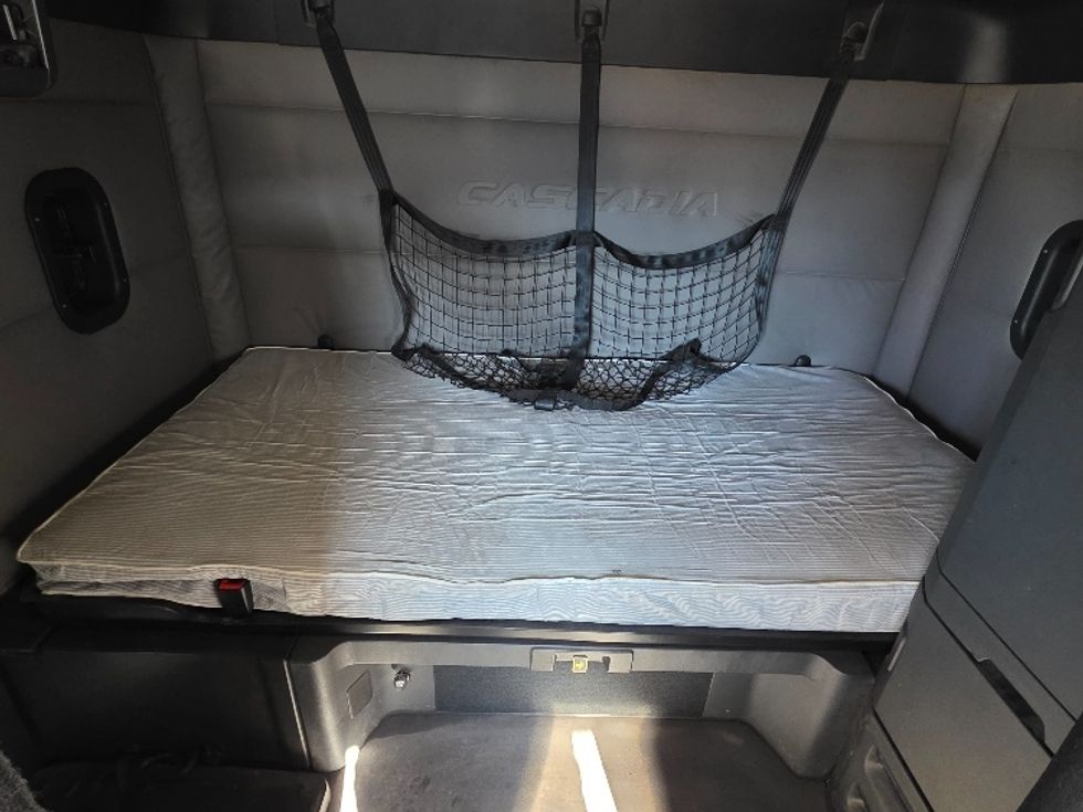 Sleeper Tractor-Heavy Duty Tractors-Freightliner-2019-T12664ST-Spokane Valley-WA-524,916\n\t\tmiles-$ 60,500 - Image 17