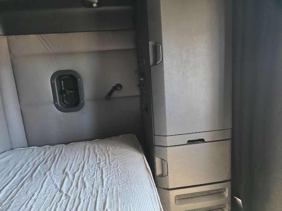 Sleeper Tractor-Heavy Duty Tractors-Freightliner-2019-T12664ST-Spokane Valley-WA-524,916\n\t\tmiles-$ 60,500 - Image 18