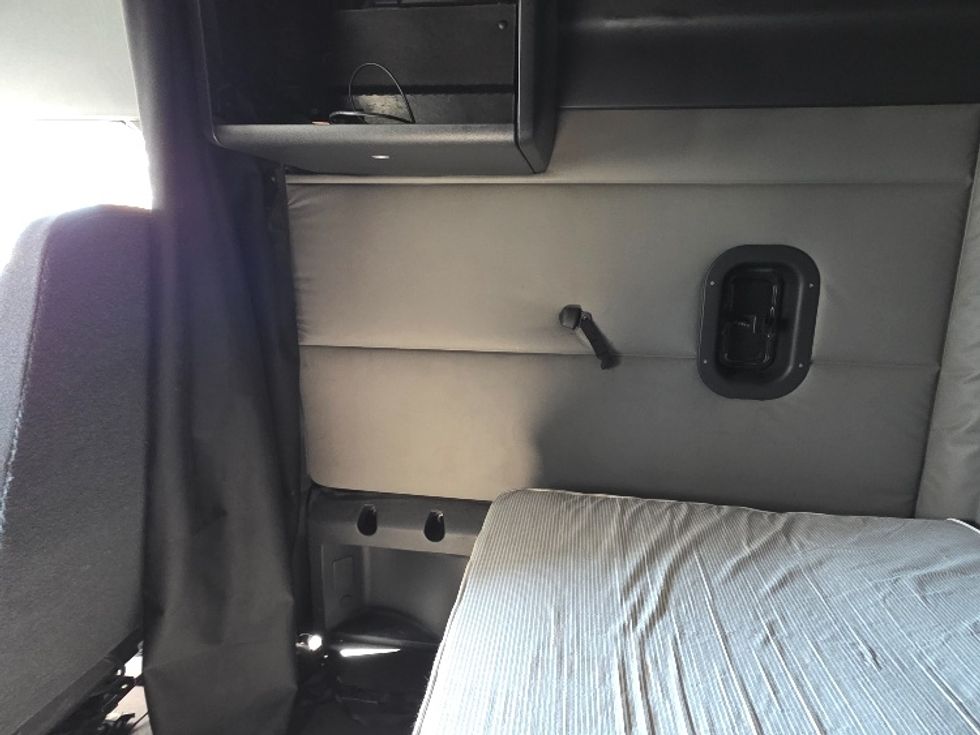 Sleeper Tractor-Heavy Duty Tractors-Freightliner-2019-T12664ST-Spokane Valley-WA-524,916\n\t\tmiles-$ 60,500 - Image 19