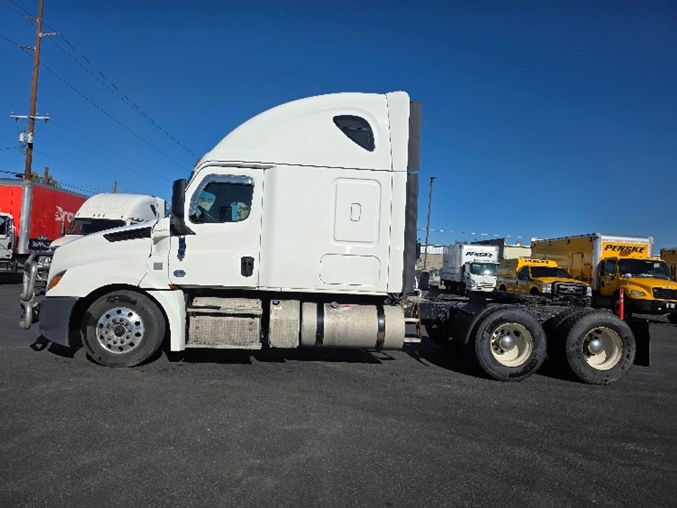 Sleeper Tractor-Heavy Duty Tractors-Freightliner-2019-T12664ST-Spokane Valley-WA-524,916\n\t\tmiles-$ 60,500 - Image 4