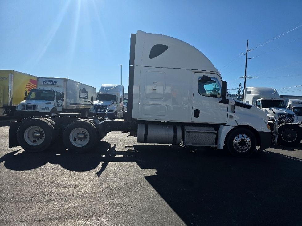 Sleeper Tractor-Heavy Duty Tractors-Freightliner-2019-T12664ST-Spokane Valley-WA-524,916\n\t\tmiles-$ 60,500 - Image 8