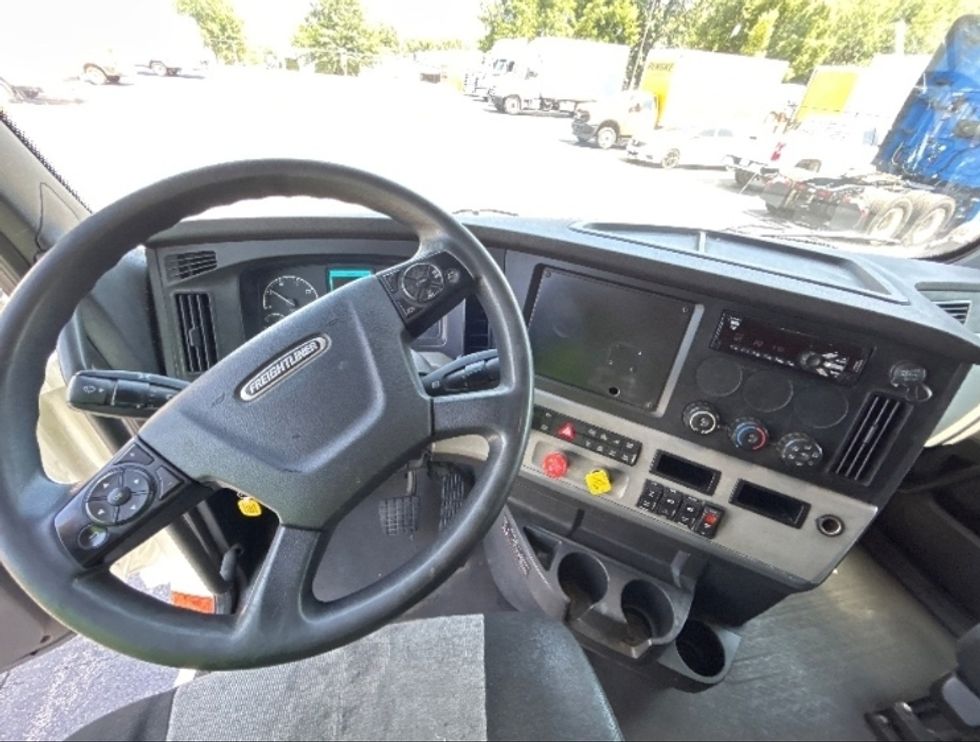 Sleeper Tractor-Heavy Duty Tractors-Freightliner-2019-T12664ST-Springfield-MO-472,900\n\t\tmiles-$ 63,000 - Image 11