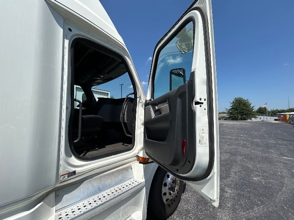 Sleeper Tractor-Heavy Duty Tractors-Freightliner-2019-T12664ST-Springfield-MO-472,900\n\t\tmiles-$ 63,000 - Image 13